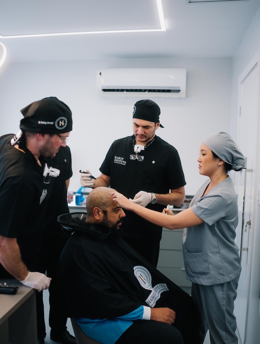 Dra. Julia orientando médicos no planejamento da linha frontal